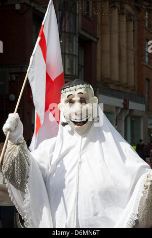 Manchester Wochenende 19th., 20th. Und 21st. April 2013. Maskenfigur bei den Feierlichkeiten zum St. George's Weekend, einem Familienereignis auf dem Albert Square und Piccadilly, einer Verlängerung der jährlichen St. George Parade und einem Unterfangen zur Feier des englischen Schutzpatrons, Mit vielen Aktivitäten und Darstellern. Mit Flaggen wie Manchester umarmt die Tage, an denen sowohl nationale Feste als auch Paraden die Stadt zusammenbringen und den Mancunianern ein Ereignis bieten, bei dem unterschiedliche nationale Identitäten gefeiert werden. Stockfoto