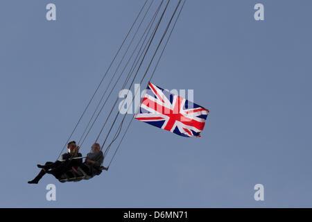 Manchester Wochenende 19., 20. & 21. April 2013. Fahrten auf Manchester Starflyer  fliegen hoch am St George es Wochenende feiern, ein Familien-Event im Albert Square und Piccadilly, eine Verlängerung der jährlichen St George Parade und ein Venture zu helfen, Schutzpatron Englands, mit vielen Aktivitäten und Interpreten zu feiern. Manchester umfasst die Tage, wenn nationale Festivals und Paraden wollen bringen der Stadtzentrums zusammen und bieten wie ein Ereignis, wo verschiedene nationale Identitäten gefeiert werden. Stockfoto