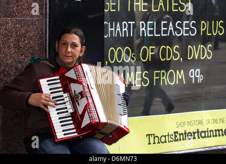 Manchester Wochenende 19., 20. & 21. April 2013.  Ramona Calbarus aus Rumänien, Akkordeon zu spielen bei St George es Wochenende feiern, ein Familien-Event in Albert Square und Piccadilly, eine Verlängerung der jährlichen St George Parade und ein Venture statt um zu helfen, Schutzpatron Englands, mit vielen Aktivitäten und Interpreten zu feiern. Manchester umfasst die Tage, wenn nationale Festivals und Paraden wollen bringen der Stadtzentrums zusammen und bieten wie ein Ereignis, wo verschiedene nationale Identitäten gefeiert werden. Stockfoto