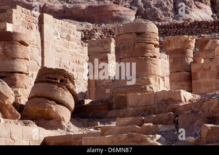 Ruinen der alten, verlorenen Stadt Petra in Jordanien, ein Touristenziel mit roten Felswänden und Schnitzereien in die Seite Stockfoto