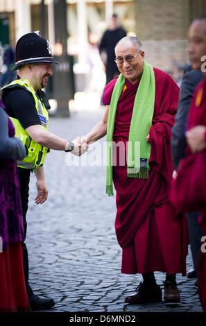 Cambridge, UK. 20. April 2013. war in Sonne gebadet heute, am zweiten Tag der Dalai Lama Besuch in der Stadt, wo er am St. Johns College sprach. Er sprach auf Einladung des globalen Gelehrten Symposiums. Stockfoto