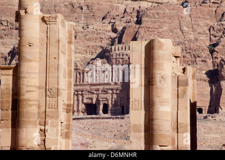 Gräber aus der alten, verlorenen Stadt Petra in Jordanien, ein Touristenziel mit roten Felswänden und Schnitzereien in die Seite Stockfoto