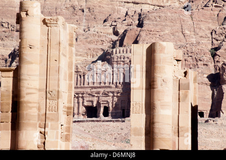 Gräber aus der alten, verlorenen Stadt Petra in Jordanien, ein Touristenziel mit roten Felswänden und Schnitzereien in die Seite Stockfoto