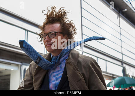 Manchester Wochenende 19., 20. und 21. April, 2013. 'Windswept Mann" am Wochenende feiern das St George's, eine Familie, die Veranstaltung in Albert Square und Piccadilly, eine Erweiterung der jährlichen St George Parade statt. Eine lebende Statue, regungslos und gründlich auf einer ruhigen, sonnigen Tag windswept. Nur um das Leben der Klang einer Münze oder zwei prallt in seiner Sammlung Zinn. Stockfoto