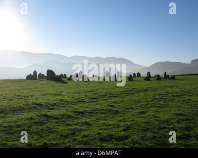 Castlerigg Stone Circle in der Sonne mit Blick auf hohe Rigg, Lake District Stockfoto