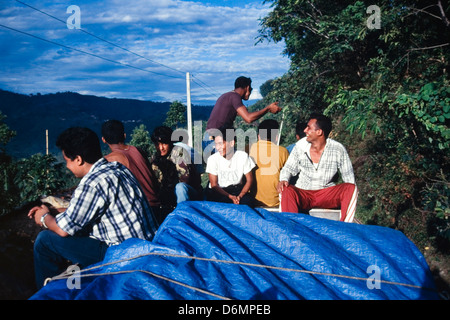 Passagiere reisen auf dem Dach eines überfüllten Bus in der Nähe von Kathmandu nepal Stockfoto