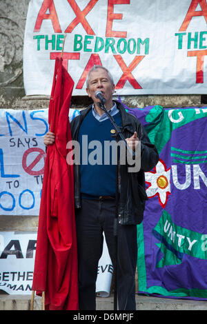 Manchester, UK. 20. April 2013. . "Axt die Schlafzimmer-Steuer"  Councillor Jeff Brown in der öffentlichen Versammlung und Demonstration in Piccadilly des United Services Benutzer Ausschusses gegen als Salford Rat Mental Health Service schneidet, Salford und Manchester psychische Gesundheit Benutzer Unite for Demo.  (United Dienstleistungsnehmer Ausschussmitglieder) schlossen sich mit Manchester Service Benutzer psychische Gesundheit Netzwerk (MUN) in Manchester Piccadilly Gardens. Stockfoto