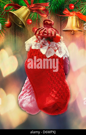 Weihnachten Socken hing an einer Holzwand. Hintergrund Geburtstag Box feiern fest Weihnachten Claus Farbe bunte Dezember Stockfoto