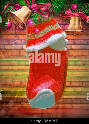 Weihnachten Socken hing an einer Holzwand. Hintergrund Geburtstag Box feiern fest Weihnachten Claus Farbe bunte Dezember Stockfoto