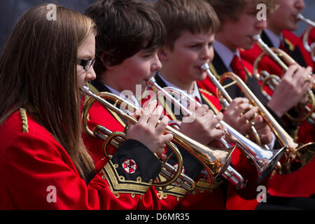 Manchester Wochenende 19., 20. und 21. April, 2013. Die dobcross Kinder, Jungen und Mädchen Jugend Brass Band am Wochenende feiern das St George's, eine Familie, die Veranstaltung in Albert Square und Piccadilly, eine Erweiterung der jährlichen St George Parade und ein Wagnis zu helfen England's Patron, mit vielen Aktivitäten und Interpreten Feiern statt. Manchester umfasst die Tage, wenn beide nationalen Festivals und Paraden Ziel der Stadt zusammen zu bringen und Mancunians bieten mit einer Veranstaltung, wo verschiedene nationale Identitäten gefeiert werden. Stockfoto