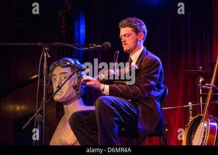 Brooklyn, USA, 19. April 2013. Old-Time-Musiker Jackson Lynch eröffnete das fünfte Brooklyn Folk Festival in the Bell House. Stockfoto