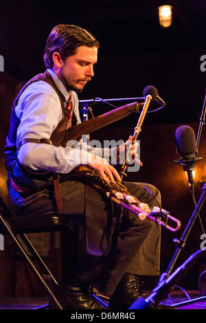 Brooklyn, USA, 19. April 2013. Joey Arbata spielt die Uilleann Rohre, die traditionellen Dudelsack von Irland. Uilleann Rohre werden mit einem Blasebalg betrieben. Stockfoto