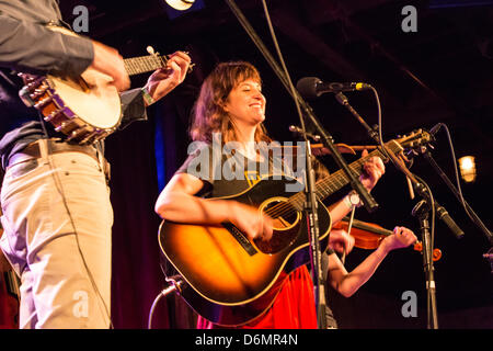 Brooklyn, USA, 19. April 2013. Kristin Andreassen, wurde von einer Gruppe von Freunden auf dem Brooklyn-Folk-Festival an der Gitarre begleitet. Stockfoto