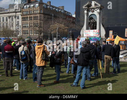 Manchester 20. April, 2013. . 'Ax das Schlafzimmer Steuer ' grosse Massen an der öffentlichen Versammlung und Demonstration in Piccadilly der United Services Benutzer Ausschuss gegen Salford Rat Kürzungen der psychischen Gesundheit. Salford Manchester und psychische Gesundheit benutzer Vereinen für die Demo. Mitglieder der (United Service User Committee) mit Manchester service Benutzer & Mental Health Network (MUN) in Manchester Piccadilly Gardens. Stockfoto