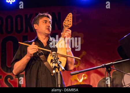 Brooklyn, USA, 19. April 2013. Nicolay Kolev Cherven Traktor-Band spielt die Gadulka, die 14 Saiten hat. Stockfoto