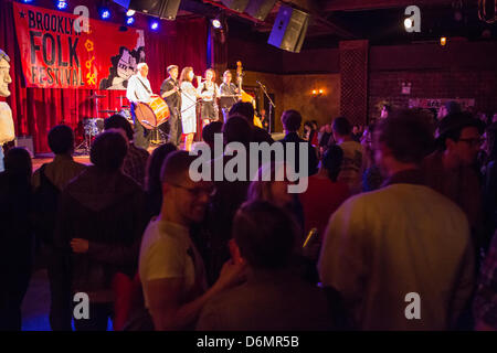 Brooklyn, USA, 19. April 2013. Ein begeistertes Publikum hört die Band Cherven Traktor spielen traditionelle bulgarischen Musik auf dem Brooklyn-Folk-Festival. Stockfoto