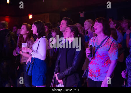 Brooklyn, USA, 19. April 2013. Ein entrückter Publikum hört die Kaktusblüten spielen westliche Musik auf dem Brooklyn-Folk-Festival... Stockfoto