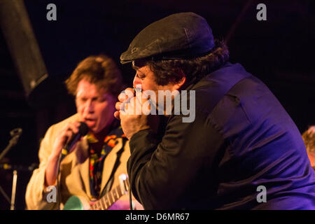 Brooklyn, USA, 19. April 2013. Mundharmonika-Spieler "Shaky" Dave Pollack mit Alex Schlachten auf dem Brooklyn-Folk-Festival. Stockfoto