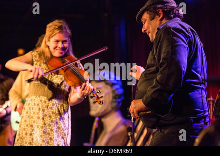 Brooklyn, USA, 19. April 2013. Die Whiskey-Rebellion "Shaky" Dave Pollack, rechts, mit Fiddler Kari Denis auf dem Brooklyn Follk Festival. Stockfoto