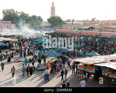 Am frühen Abend in Djemaa el Fna Platz in Marrakesch, Marokko, Nordafrika Stockfoto