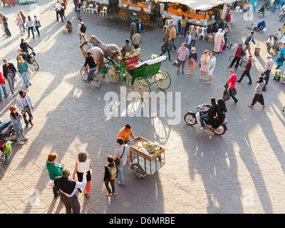 Am frühen Abend in Djemaa el Fna Platz in Marrakesch, Marokko, Nordafrika Stockfoto