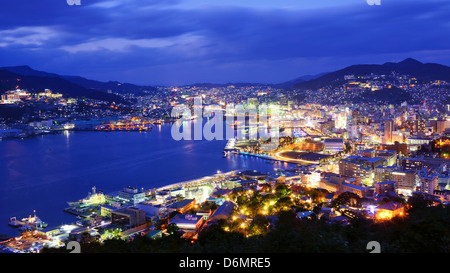 Skyline von der Bucht von Nagasaki, Japan. Stockfoto