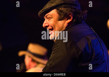 Brooklyn, USA, 19. April 2013. Mundharmonika-Spieler lächelt "Wackelig" Dave Pollack, als er eine Pause auf dem Brooklyn Folk Festival nimmt. Stockfoto