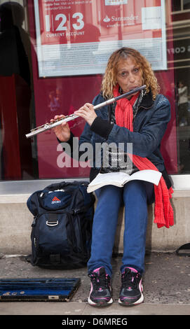 Manchester Wochenende 19., 20. & 21. April 2013.  Busker außerhalb Santander Bank  Die St.-Georgs-Wochenende feiern, ein Familien-Event in Albert Square und Piccadilly, eine Verlängerung der jährlichen St George Parade und ein Venture statt um zu helfen, Schutzpatron Englands, mit vielen Aktivitäten und Interpreten zu feiern. Manchester umfasst die Tage, wenn nationale Festivals und Paraden wollen bringen der Stadtzentrums zusammen und bieten wie ein Ereignis, wo verschiedene nationale Identitäten gefeiert werden. Stockfoto