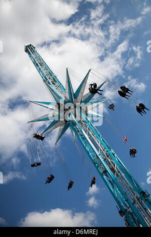 Manchester Wochenende 19., 20. & 21. April 2013.  In Albert Square und Piccadilly, eine Verlängerung der jährlichen St George Parade und ein Venture zu helfen, Schutzpatron Englands, mit vielen Aktivitäten und Interpreten zu feiern statt Touristen reiten Manchester japanischen bei St George es Wochenende feiern, ein Familien-Event. Manchester umfasst die Tage, wenn nationale Festivals und Paraden wollen bringen der Stadtzentrums zusammen und bieten wie ein Ereignis, wo verschiedene nationale Identitäten gefeiert werden. Stockfoto