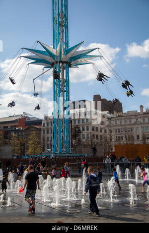 Manchester Wochenende 19., 20. & 21. April 2013. Touristen auf den Manchester-japanischen ein St George es Wochenende gefeiert, ein Familien-Event in Albert Square und Piccadilly, eine Verlängerung der jährlichen St George Parade und ein Venture zu helfen, Schutzpatron Englands, mit vielen Aktivitäten und Interpreten zu feiern. Manchester umfasst die Tage, wenn nationale Festivals und Paraden wollen bringen der Stadtzentrums zusammen und bieten wie ein Ereignis, wo verschiedene nationale Identitäten gefeiert werden. Stockfoto