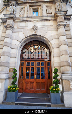 Eingang zum National Liberal Club Whitehall Place Westminster London UK Stockfoto