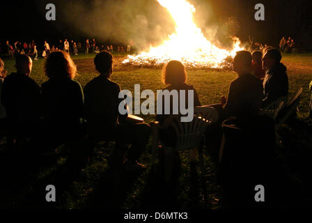 ZAGREB, Kroatien begann - 20. April - in den nordwestlichen Teilen der kroatischen brennen traditionelle Lagerfeuer um den Tag des Heiligen Georg zu markieren. Lagerfeuer sind Jahrhunderte alte Tradition in diesem Land.  Feuer in der Nacht des 20. und 21. April wurde in Samobor in der Nähe von Zagreb durch den Klang von Trommeln begleitet. Folk benutzerdefinierte Lagerfeuer am Georgstag stammt aus heidnischen Zeiten. Stockfoto