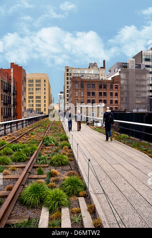 Die High Line ist ein 1-Meile New York City linear Park auf einer erhöhten ehemaligen Eisenbahn gebaut und ist jetzt eine Antenne Greenway. Stockfoto