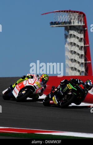 Austin, Texas, USA. 20. April 2013. ANDREA IONNONE (28) und BRADLEY SMITH (38) übergeben den Red Bull-Turm während des Trainings Samstag für Red Bull Moto GP auf dem Circuit Of The Americas im 19. April 2013. Austin, Texas, USA. (Bild Kredit: Kredit: Ralph Lauer/ZUMAPRESS.com/Alamy Live-Nachrichten) Stockfoto