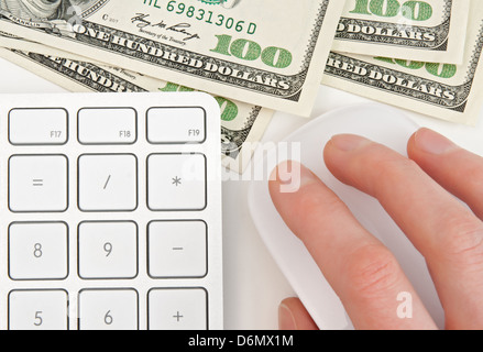 Hundert-Dollar-Scheine, Tastatur-Rechner und weibliche hand auf Computer-Maus. Stockfoto