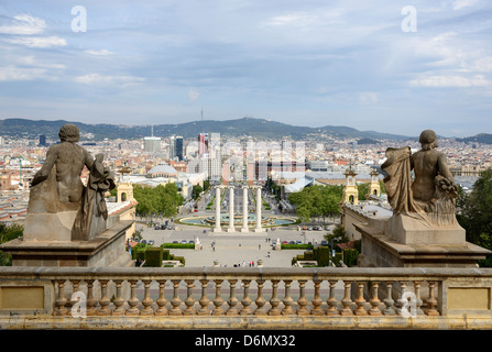 Panoramablick auf der Plaza de España (Barcelona) aus dem Museum der Künste. Blick auf die Skulpturen des Palastes vor. Stockfoto