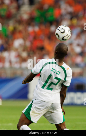 Abdoulaye Meite der Côte d ' Ivoire Köpfe den Ball während einer 2006 FIFA World Cup-Gruppe C Spiel gegen Holland. Stockfoto