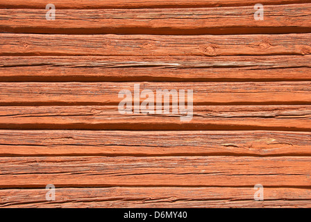 Holzwand eines Hauses mit traditionellen schwedischen Falu roter Farbe bemalt. Stockfoto