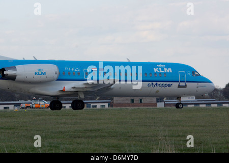 KLM Flugzeug abfliegen am internationalen Flughafen Leeds Bradford in Leeds, West Yorkshire Stockfoto