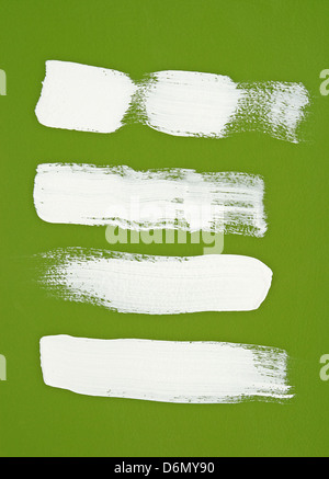 Weiße Pinselstrichen auf hellen grünen Hintergrund. Stockfoto