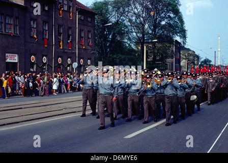 Gotha, DDR, Peoples Police Orchestra bei der Parade zum 1200jährigen Jubiläum der Stadt Gotha Stockfoto