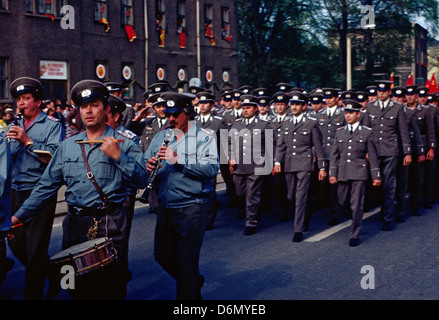 Gotha, DDR, Police Orchestra und NVA-Soldaten in der Prozession zum 1200jährigen Jubiläum der Stadt Gotha Stockfoto