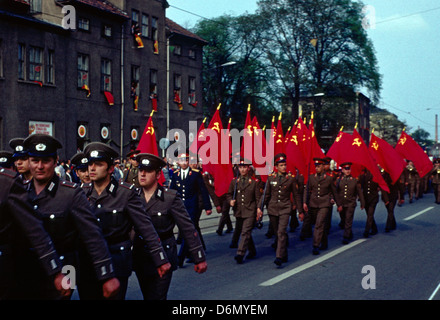 Gotha, DDR, NVA Soldaten und Soldaten der Sowjetunion in die Parade zum 1200jährigen Jubiläum der Stadt Gotha Stockfoto