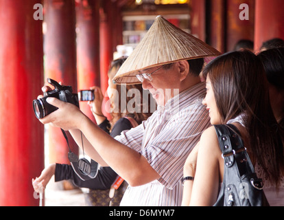 Hanoi, Vietnam, Touristen in den Tempel der Literatur Stockfoto