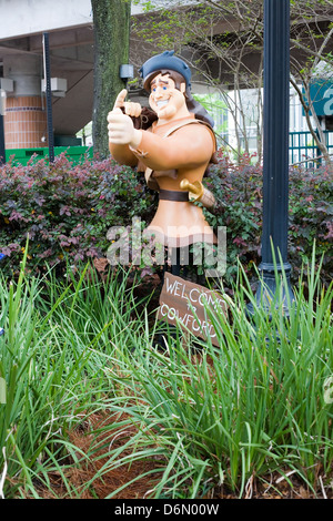 Ein Funken Skulptur - "Wie Davy Crockett erobert Cowford" in säumen Plaza von Drew Hunter von Sally Corp. Stockfoto