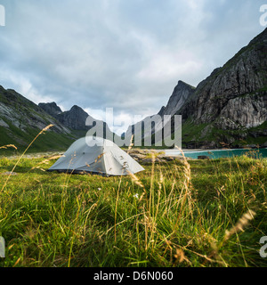 Zelten am Horseid Strand, Lofoten Inseln, Norwegen Stockfoto