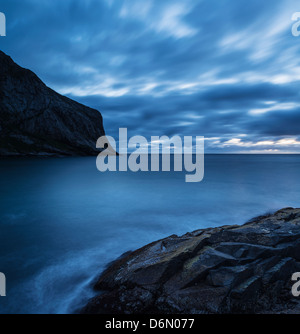 Abendlicht über dramatische Küste am Horseid Strand, Lofoten Inseln, Norwegen Stockfoto