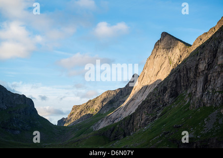 Dramatische Berglandschaft am Horseid Strand, Lofoten Inseln, Norwegen Stockfoto