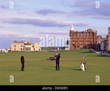 Clubhaus und 18. Loch auf dem Old Course in St Andrews, St Andrews, Fife, Schottland, Vereinigtes Königreich Stockfoto