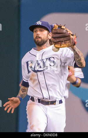 St. Petersburg, Florida, USA. 20. April 2013: Tampa Bay Rays zweiter Basisspieler Ryan Roberts (19) verliert den Ball nach einem Fang in der Spitze des 9. während der Major League Baseball Spiel Action zwischen den Oakland Athletics und die Tampa Bay Rays. Tampa Bay besiegten Oakland 1-0 im Tropicana Field in St. Petersburg, FL. Stockfoto